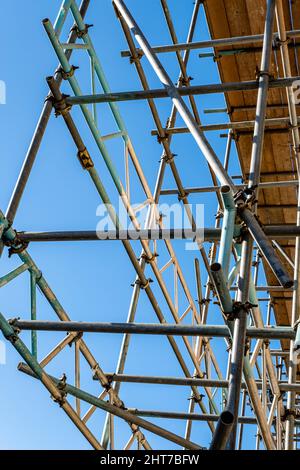 Epsom Surrey UK, Februar 27 2022, Gerüste Zugang zur Sanierung des Innenstadtgebäudes ohne Menschen Stockfoto