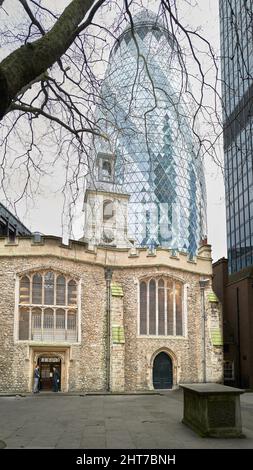 St. Helens Kirche aus dem 12.. Jahrhundert vor dem Hochhaus der Gherkin (ehemals Swiss RE) in der 30 St. Mary AX, City of London, England. Stockfoto