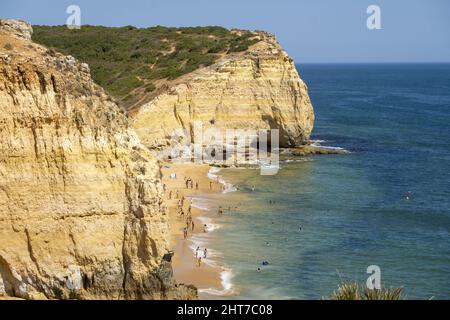 Caneiros Beach liegt in der Nähe der Stadt Ferragudo und ist eine ruhige Gegend, umgeben von Klippen von großer natürlicher Schönheit, Algarve, Portugal Stockfoto