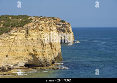 Caneiros Beach liegt in der Nähe der Stadt Ferragudo und ist eine ruhige Gegend, umgeben von Klippen von großer natürlicher Schönheit, Algarve, Portugal Stockfoto