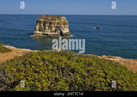 Caneiros Beach liegt in der Nähe der Stadt Ferragudo und ist eine ruhige Gegend, umgeben von Klippen von großer natürlicher Schönheit, Algarve, Portugal Stockfoto