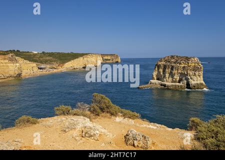 Caneiros Beach liegt in der Nähe der Stadt Ferragudo und ist eine ruhige Gegend, umgeben von Klippen von großer natürlicher Schönheit, Algarve, Portugal Stockfoto