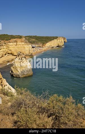 Caneiros Beach liegt in der Nähe der Stadt Ferragudo und ist eine ruhige Gegend, umgeben von Klippen von großer natürlicher Schönheit, Algarve, Portugal Stockfoto