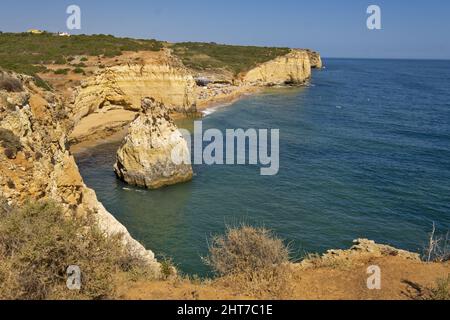 Caneiros Beach liegt in der Nähe der Stadt Ferragudo und ist eine ruhige Gegend, umgeben von Klippen von großer natürlicher Schönheit, Algarve, Portugal Stockfoto