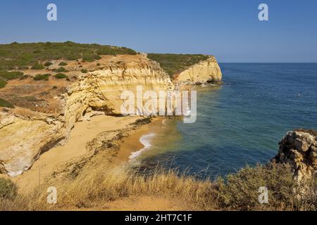 Caneiros Beach liegt in der Nähe der Stadt Ferragudo und ist eine ruhige Gegend, umgeben von Klippen von großer natürlicher Schönheit, Algarve, Portugal Stockfoto