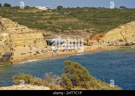 Caneiros Beach liegt in der Nähe der Stadt Ferragudo und ist eine ruhige Gegend, umgeben von Klippen von großer natürlicher Schönheit, Algarve, Portugal Stockfoto