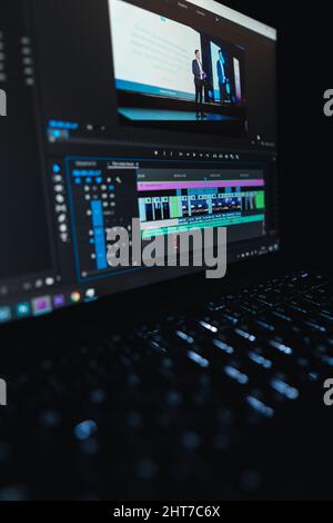 Vertikale Aufnahme eines Videobearbeitungsprozesses auf einem Computerbildschirm Stockfoto