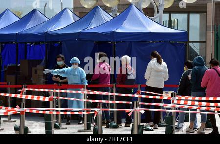 Hongkong, China. 27.. Februar 2022. Am 27. Februar 2022 stehen Menschen für COVID-19-Tests auf dem mobilen Testgelände Tsing Yi in Hongkong, Südchina, in der Schlange. Hongkong meldete am Sonntag 26.026 neue COVID-19-Fälle, offizielle Daten zeigten. Quelle: Lo Ping Fai/Xinhua/Alamy Live News Stockfoto