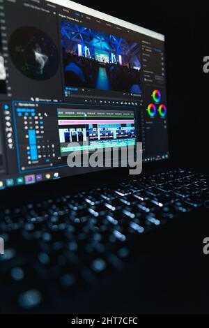 Vertikale Aufnahme eines Videobearbeitungsprozesses auf einem Computerbildschirm Stockfoto