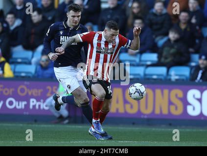 London, England, 26.. Februar 2022. Billy Sharp von Sheffield Utd und Jake Cooper von Millwall fordern den Ball während des Sky Bet Championship-Spiels in Den, London. Bildnachweis sollte lauten: Paul Terry / Sportimage Stockfoto