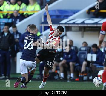 London, England, 26.. Februar 2022. Morgan Gibbs-White von Sheffield Utd und Daniel Ballard von Millwall fordern den Ball während des Sky Bet Championship-Spiels in Den, London. Bildnachweis sollte lauten: Paul Terry / Sportimage Stockfoto