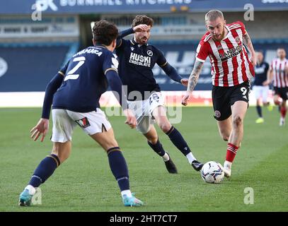 London, England, 26.. Februar 2022. Oli McBurnie von Sheffield Utd und George Evans von Millwall fordern den Ball während des Sky Bet Championship-Spiels in Den, London. Bildnachweis sollte lauten: Paul Terry / Sportimage Stockfoto