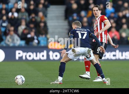 London, England, 26.. Februar 2022. Sander Berge von Sheffield Utd und George Saville von Millwall während des Sky Bet Championship-Spiels in Den, London. Bildnachweis sollte lauten: Paul Terry / Sportimage Stockfoto