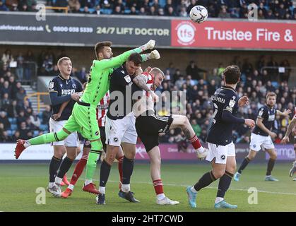 London, England, 26.. Februar 2022. Bartosz Białkowski von Millwall schlägt den Ball klar vor Oli McBurnie von Sheffield Utd während des Sky Bet Championship-Spiels in Den, London. Bildnachweis sollte lauten: Paul Terry / Sportimage Stockfoto