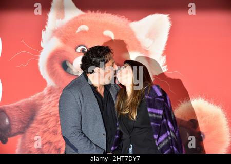 Rom, Italien. 25.. Februar 2022. ROM, ITALIEN - 25. FEBRUAR: Enrico Brignano nimmt am 25. Februar 2022 in Rom, Italien, an der „Roten“-Premiere im Cinema Moderno Teil. Kredit: dpa/Alamy Live Nachrichten Stockfoto