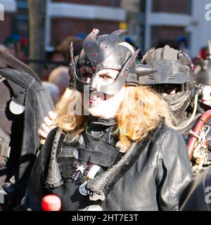 Maastricht, Niederlande. 27.. Februar 2022. Eine Frau in einem Kostüm, die am Karnevalssonntag an der Parade in Maastricht teilnimmt. Sie ist Mitglied der Samba-Band Segura!. Anna Karpendale/Alamy Live News Stockfoto