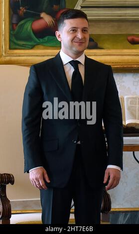 Vatikanstadt, Vatikanstadt. 27.. Februar 2022. Papst Franziskus hatte ein Telefongespräch mit dem Präsidenten der Ukraine Vladimir Zelensky Credit: Papst Franziskus trifft den Präsidenten der Ukraine Volodymyr Zelensky am 08. Februar 2020 im Vatikan./dpa/Alamy Live News Stockfoto