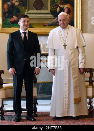 Vatikanstadt, Vatikanstadt. 27.. Februar 2022. Papst Franziskus hatte ein Telefongespräch mit dem Präsidenten der Ukraine Vladimir Zelensky Credit: Papst Franziskus trifft den Präsidenten der Ukraine Volodymyr Zelensky am 08. Februar 2020 im Vatikan./dpa/Alamy Live News Stockfoto
