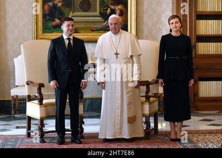 Vatikanstadt, Vatikanstadt. 27.. Februar 2022. Papst Franziskus hatte ein Telefongespräch mit dem Präsidenten der Ukraine Vladimir Zelensky Credit: Papst Franziskus trifft den Präsidenten der Ukraine Volodymyr Zelensky am 08. Februar 2020 im Vatikan./dpa/Alamy Live News Stockfoto
