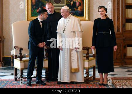 Vatikanstadt, Vatikanstadt. 27.. Februar 2022. Papst Franziskus hatte ein Telefongespräch mit dem Präsidenten der Ukraine Vladimir Zelensky Credit: Papst Franziskus trifft den Präsidenten der Ukraine Volodymyr Zelensky am 08. Februar 2020 im Vatikan./dpa/Alamy Live News Stockfoto