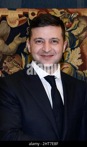 Vatikanstadt, Vatikanstadt. 27.. Februar 2022. Papst Franziskus hatte ein Telefongespräch mit dem Präsidenten der Ukraine Vladimir Zelensky Credit: Papst Franziskus trifft den Präsidenten der Ukraine Volodymyr Zelensky am 08. Februar 2020 im Vatikan./dpa/Alamy Live News Stockfoto