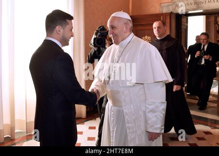 Vatikanstadt, Vatikanstadt. 27.. Februar 2022. Papst Franziskus hatte ein Telefongespräch mit dem Präsidenten der Ukraine Vladimir Zelensky Credit: Papst Franziskus trifft den Präsidenten der Ukraine Volodymyr Zelensky am 08. Februar 2020 im Vatikan./dpa/Alamy Live News Stockfoto