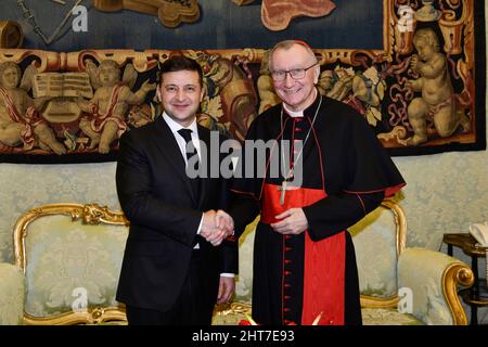 Vatikanstadt, Vatikanstadt. 27.. Februar 2022. Papst Franziskus hatte ein Telefongespräch mit dem Präsidenten der Ukraine, Vladimir Zelensky.Quelle: Kardinal Pietro Parolin trifft den Präsidenten der Ukraine, Volodymyr Zelensky, am 08. Februar 2020 im Vatikan./dpa/Alamy Live News Stockfoto