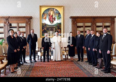 Vatikanstadt, Vatikanstadt. 27.. Februar 2022. Papst Franziskus hatte ein Telefongespräch mit dem Präsidenten der Ukraine Vladimir Zelensky Credit: Papst Franziskus trifft den Präsidenten der Ukraine Volodymyr Zelensky am 08. Februar 2020 im Vatikan./dpa/Alamy Live News Stockfoto