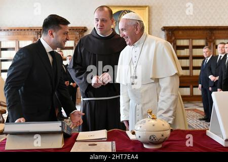 Vatikanstadt, Vatikanstadt. 27.. Februar 2022. Papst Franziskus hatte ein Telefongespräch mit dem Präsidenten der Ukraine Vladimir Zelensky Credit: Papst Franziskus trifft den Präsidenten der Ukraine Volodymyr Zelensky am 08. Februar 2020 im Vatikan./dpa/Alamy Live News Stockfoto