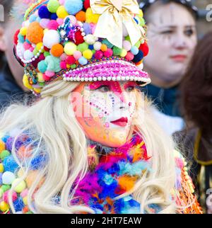 Maastricht, Niederlande. 27.. Februar 2022. Eine Frau mit farbenfroher Gesichtsfarbe nimmt an der Parade in Maastricht am Karnevalssonntag Teil. Anna Karpendale/Alamy Live News Stockfoto