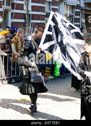 Maastricht, Niederlande. 27.. Februar 2022. Eine Frau in einem Kostüm, die am Karnevalssonntag an der Parade in Maastricht teilnimmt. Sie trägt die Flagge der Samba-Band Segura!. Anna Karpendale/Alamy Live News Stockfoto