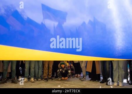 27. Februar 2022: Am vierten Tag der Proteste verurteilten ukrainische Bürger, in Istanbul lebende Krimtürken und Türken Russlands Intervention in der Ukraine mit Parolen und Transparenten. Am 27. Februar 2022 versammelten sich die Demonstranten mit Transparenten und ukrainischen Fahnen vor der Universität Istanbul auf dem Beyazit-Platz und skandierten Parolen gegen Russland und Putin. Der Beyazit-Platz ist ein Platz im Stadtteil Fatih, der sich im europäischen Teil Istanbuls, der Türkei, befindet. (Bild: © Tolga Ildun/ZUMA Press Wire) Stockfoto