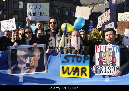 Amsterdam, Niederlande. 27.. Februar 2022. Ukrainer und Anhänger nehmen am 27. Februar 2022 in Amsterdam, Niederlande, an einem Protest gegen die russische militärische Invasion der Ukraine auf dem Dam-Platz Teil. Russland hat am 24. Februar eine umfassende Invasion gegen die Ukraine gestartet, die größte Attacke eines Staates gegen einen anderen in Europa seit dem Zweiten Weltkrieg (Foto von Paulo Amorim/Sipa USA) Quelle: SIPA USA/Alamy Live News Stockfoto