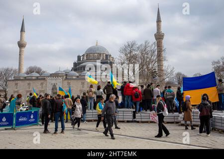 27. Februar 2022: Am vierten Tag der Proteste verurteilten ukrainische Bürger, in Istanbul lebende Krimtürken und Türken Russlands Intervention in der Ukraine mit Parolen und Transparenten. Am 27. Februar 2022 versammelten sich die Demonstranten mit Transparenten und ukrainischen Fahnen vor der Universität Istanbul auf dem Beyazit-Platz und skandierten Parolen gegen Russland und Putin. Der Beyazit-Platz ist ein Platz im Stadtteil Fatih, der sich im europäischen Teil Istanbuls, der Türkei, befindet. (Bild: © Tolga Ildun/ZUMA Press Wire) Stockfoto