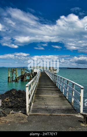 Der Anlegesteg der Fähre nach Auckland auf der vulkanischen Rangitoto-Insel in der Auckland Bay. North Island, Neuseeland, Stockfoto