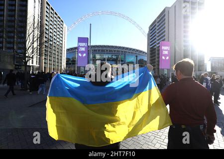 London, Großbritannien. 27.. Februar 2022. Vor dem Carabao Cup-Spiel im Wembley Stadium, London, sind Fans mit ukrainischen Flaggen vor dem Stadion zu sehen. Bildnachweis sollte lauten: Paul Terry/Sportimage Kredit: Sportimage/Alamy Live Nachrichten Kredit: Sportimage/Alamy Live Nachrichten Stockfoto