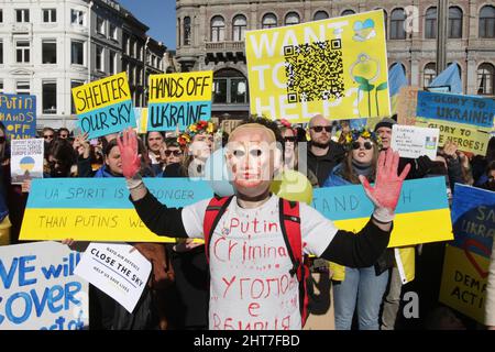 Amsterdam, Niederlande. 27.. Februar 2022. Ukrainer und Anhänger nehmen am 27. Februar 2022 in Amsterdam, Niederlande, an einem Protest gegen die russische militärische Invasion der Ukraine auf dem Dam-Platz Teil. Russland hat am 24. Februar eine umfassende Invasion gegen die Ukraine gestartet, die größte Attacke eines Staates gegen einen anderen in Europa seit dem Zweiten Weltkrieg (Foto von Paulo Amorim/Sipa USA) Quelle: SIPA USA/Alamy Live News Stockfoto