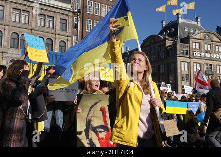 Amsterdam, Niederlande. 27.. Februar 2022. Ukrainer und Anhänger nehmen am 27. Februar 2022 in Amsterdam, Niederlande, an einem Protest gegen die russische militärische Invasion der Ukraine auf dem Dam-Platz Teil. Russland hat am 24. Februar eine umfassende Invasion gegen die Ukraine gestartet, die größte Attacke eines Staates gegen einen anderen in Europa seit dem Zweiten Weltkrieg (Foto von Paulo Amorim/Sipa USA) Quelle: SIPA USA/Alamy Live News Stockfoto