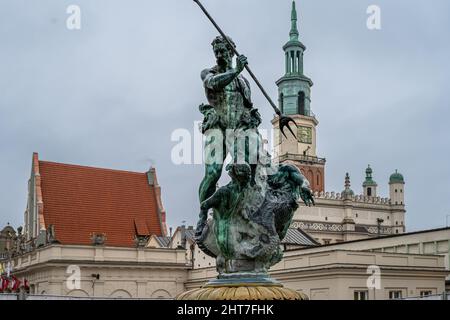 Der Neptunbrunnen auf dem Marktplatz (Rynek) in der Altstadt von Posen, Polen. Der Rathausturm im Hintergrund Stockfoto