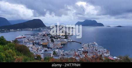 Luftaufnahme der Hafenstadt Alesund, umgeben von grünen Bergen in Norwegen Stockfoto