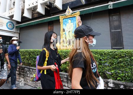 26. Februar 2022, Bangkok, Thailand: Tawan, Thaluwang Gruppe versuchte zu Fuß zu gehen, um Aktivitäten im Großen Palast zu machen, wurde aber von der Polizei abgefangen. (Bild: © Adirach Toumlamoon/Pacific Press via ZUMA Press Wire) Stockfoto