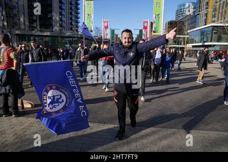 Ein Chelsea-Fan kommt vor dem Carabao Cup-Finale zwischen dem FC Chelsea und dem FC Liverpool im Wembley Stadium, London, vor dem Stadion an. Bilddatum: Sonntag, 27. Februar 2022. Stockfoto