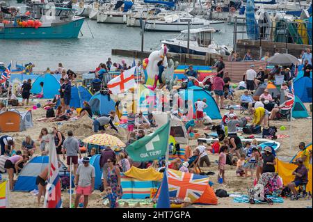 Urlauber drängten sich im Sommer 2021 am Sandstrand von Lyme Regis an der Dorset Coast. Teil der Jurassic Coast und South West Coast Path. Stockfoto