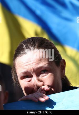 Nottingham, Nottinghamshire, Großbritannien. 27.. Februar 2022. Ein Demonstranten schreit während einer Mahnwache, nachdem der russische Präsident Wladimir Putin die Invasion in der Ukraine angeordnet hatte. Hunderte von Menschen versammelten sich auf dem Alten Marktplatz, um der ukrainischen Bevölkerung Unterstützung zu zeigen. Quelle: Darren Staples/Alamy Live News Stockfoto