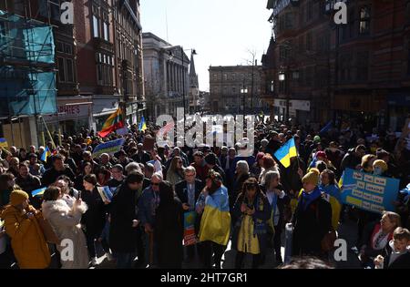 Nottingham, Nottinghamshire, Großbritannien. 27.. Februar 2022. Demonstranten nehmen an einer Mahnwache Teil, nachdem der russische Präsident Wladimir Putin die Invasion in der Ukraine angeordnet hatte. Hunderte von Menschen versammelten sich auf dem Alten Marktplatz, um der ukrainischen Bevölkerung Unterstützung zu zeigen. Credit Darren Staples/Alamy Live News. Stockfoto