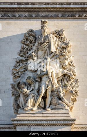 „La Paix de 1815“ ist ein monumentales Steinrelief des französischen Bildhauers Antoine Etex auf der Nordsäule des Triumphbogens in Paris, Frankreich. Stockfoto