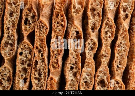 Knuspriges Roggenbrot. Slices Hintergrund. Stockfoto