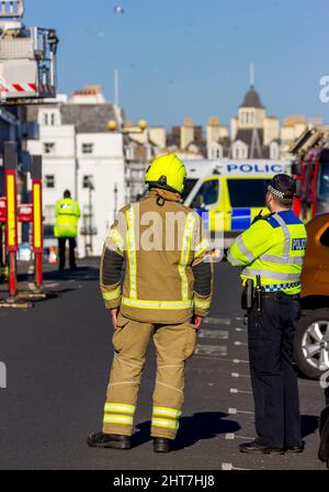 Eastbourne, East Sussex, Großbritannien. 27.. Februar 2022. Der Feuerwehr- und Rettungsdienst von East Sussex und die Polizei von Sussex nehmen an einem Rauchereignis im Seafront Hotel Teil. Credit: Newspics UK South/Alamy Live News Stockfoto