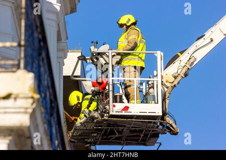 Eastbourne, East Sussex, Großbritannien. 27.. Februar 2022. Der Feuerwehr- und Rettungsdienst von East Sussex und die Polizei von Sussex nehmen an einem Rauchereignis im Seafront Hotel Teil. Credit: Newspics UK South/Alamy Live News Stockfoto