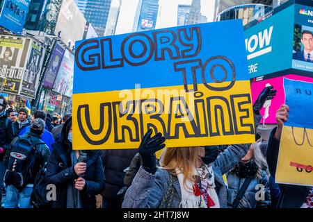 26. Februar 2022, New York, New York, USA: Hunderte von Demonstranten kamen auf dem Times Square zusammen, um gegen die russische Invasion der Ukraine zu protestieren und ihre Sorgen über die Militäraktion Putins zu lüften. Die Wut über die Invasion der unabhängigen Nation durch Putin und die ungewisse Zukunft der Verwandten und der Nation zeigte sich auf den Gesichtern der Demonstranten und auf ihren Schildern. Die klare Botschaft war, dass sie der Ukraine beistehen, als sie die USA und die Welt aufriefen, der umgeschlagten Nation zu helfen. (Bild: © Milo Hess/ZUMA Press Wire) Stockfoto